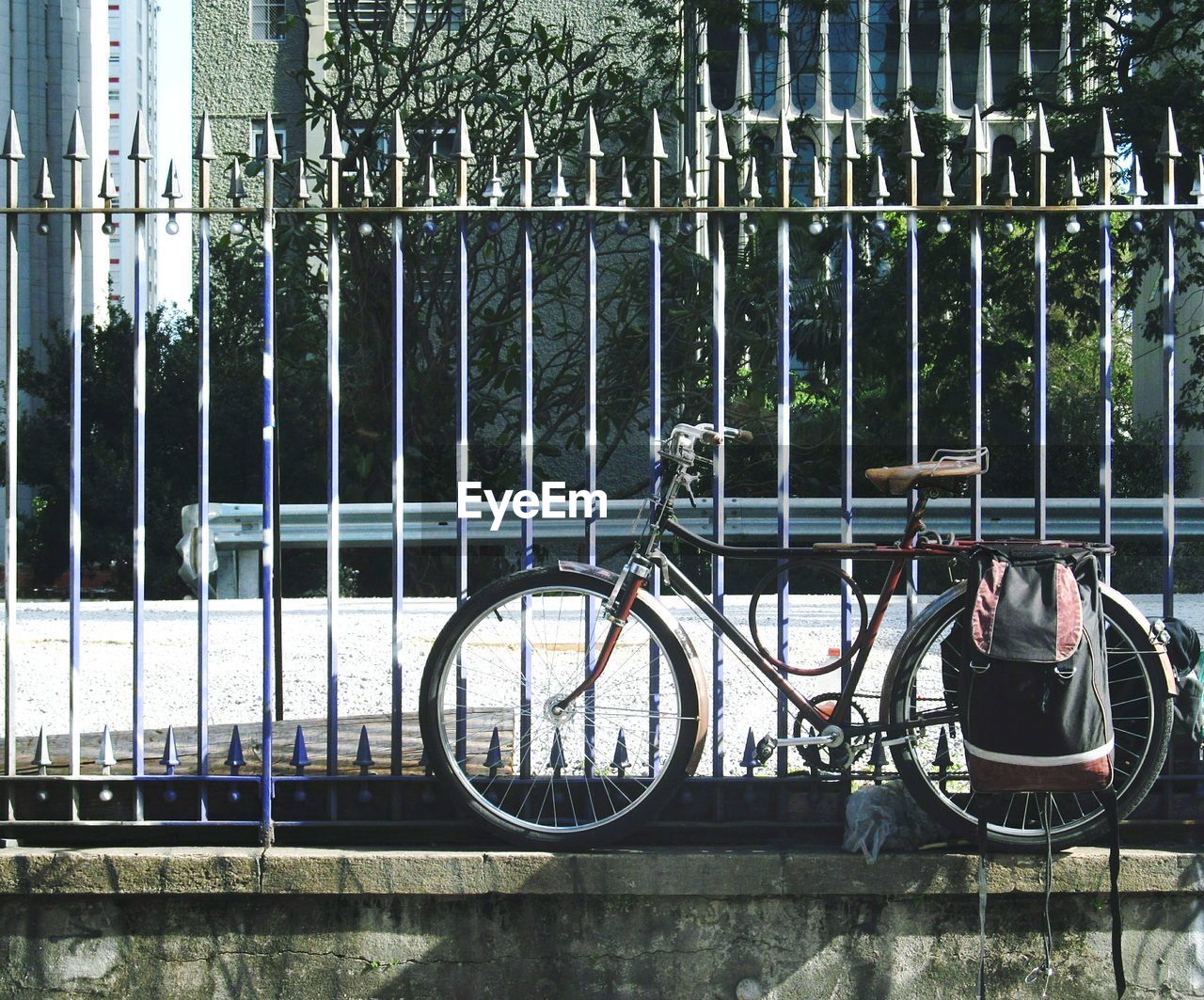 BICYCLE WHEEL AGAINST BUILDING