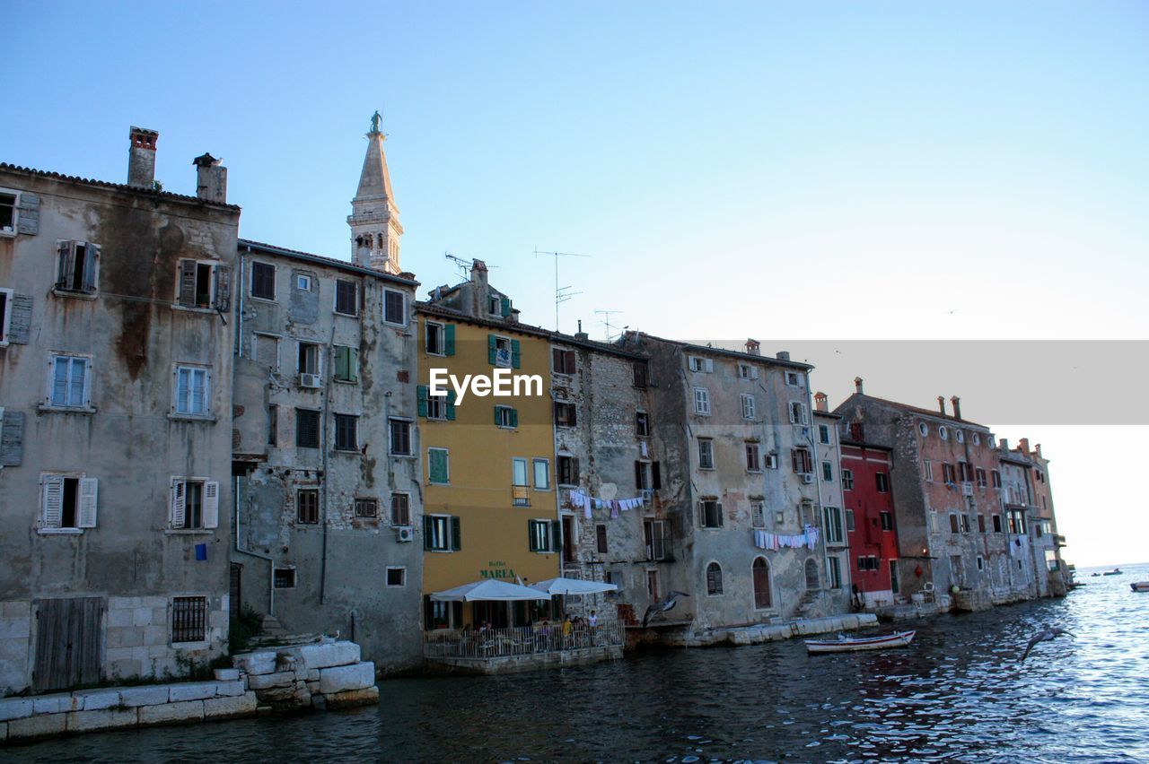 HOUSES BY SEA AGAINST CLEAR SKY