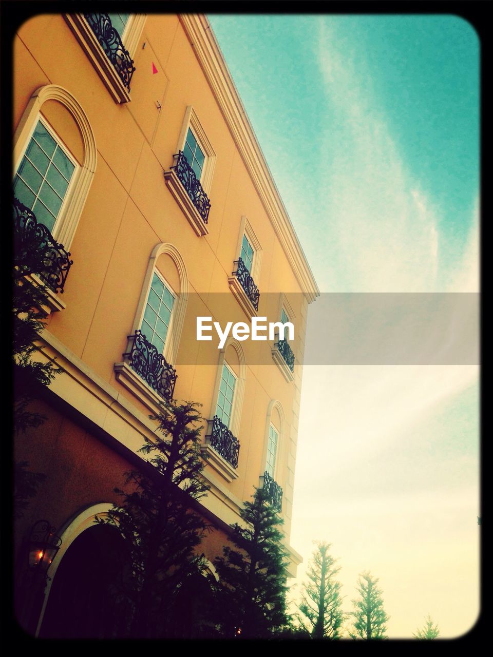 LOW ANGLE VIEW OF BUILDINGS AGAINST SKY