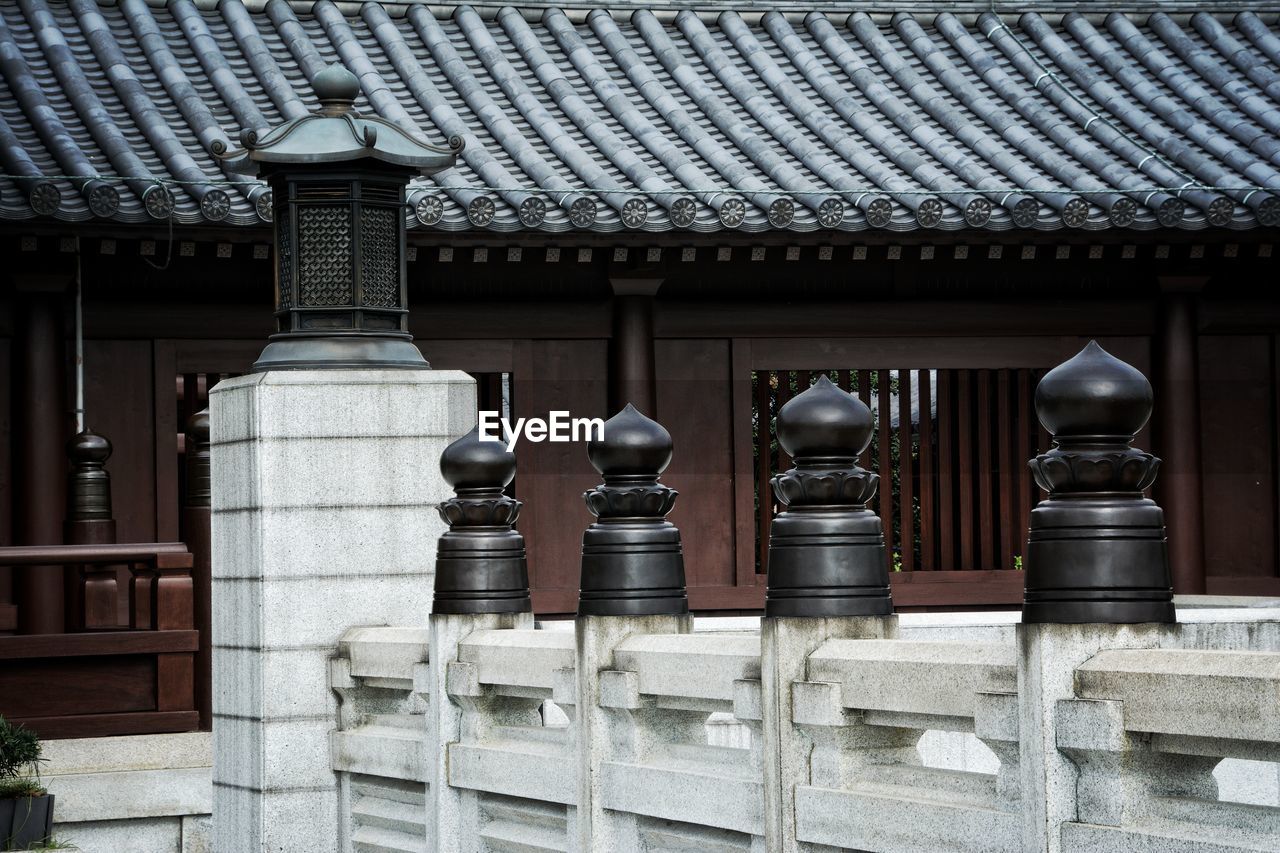 CLOSE-UP OF ROOF TILES ON BUILDING