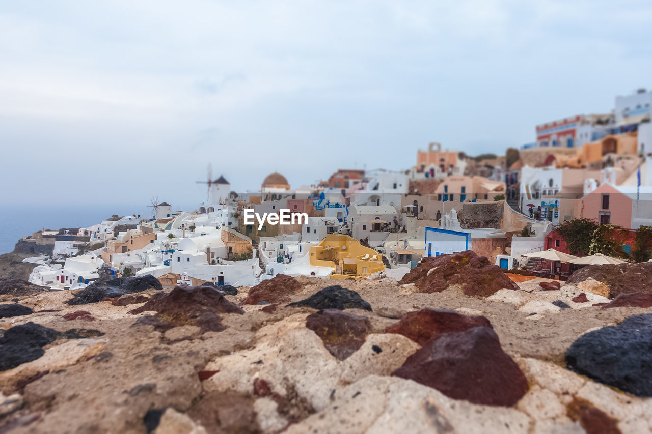 Tilt shift effect of cloudy day in the village of oia, santorini, greece