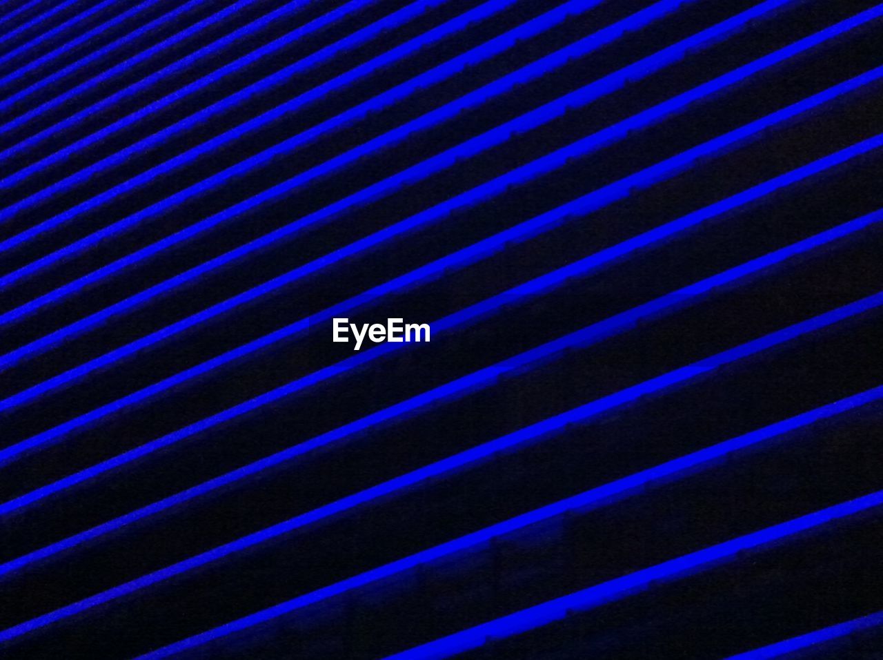 FULL FRAME SHOT OF TILED WALL