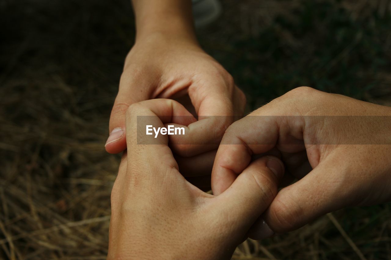 CLOSE-UP OF MAN HANDS ON FINGER