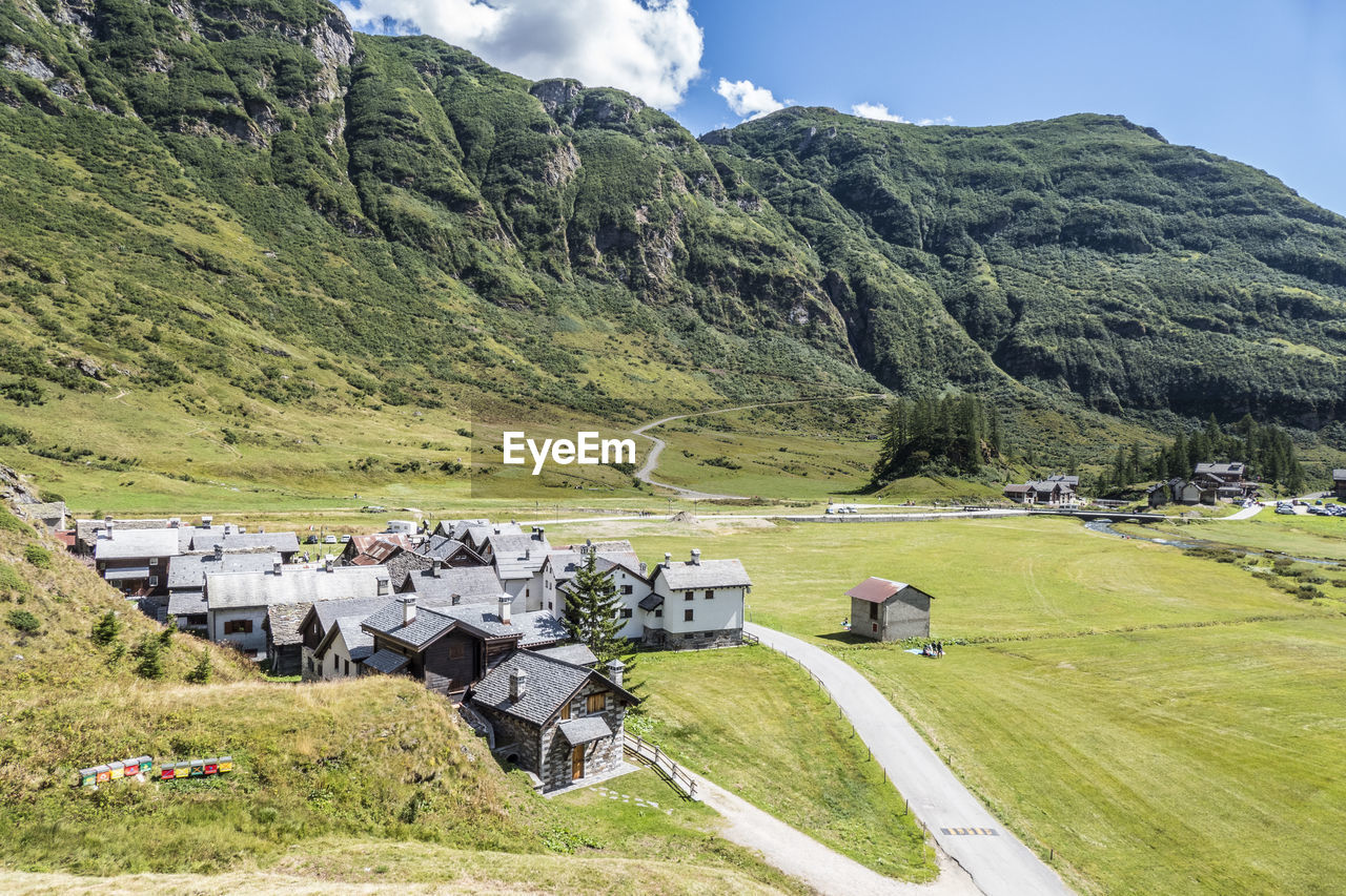 SCENIC VIEW OF LANDSCAPE AGAINST MOUNTAINS