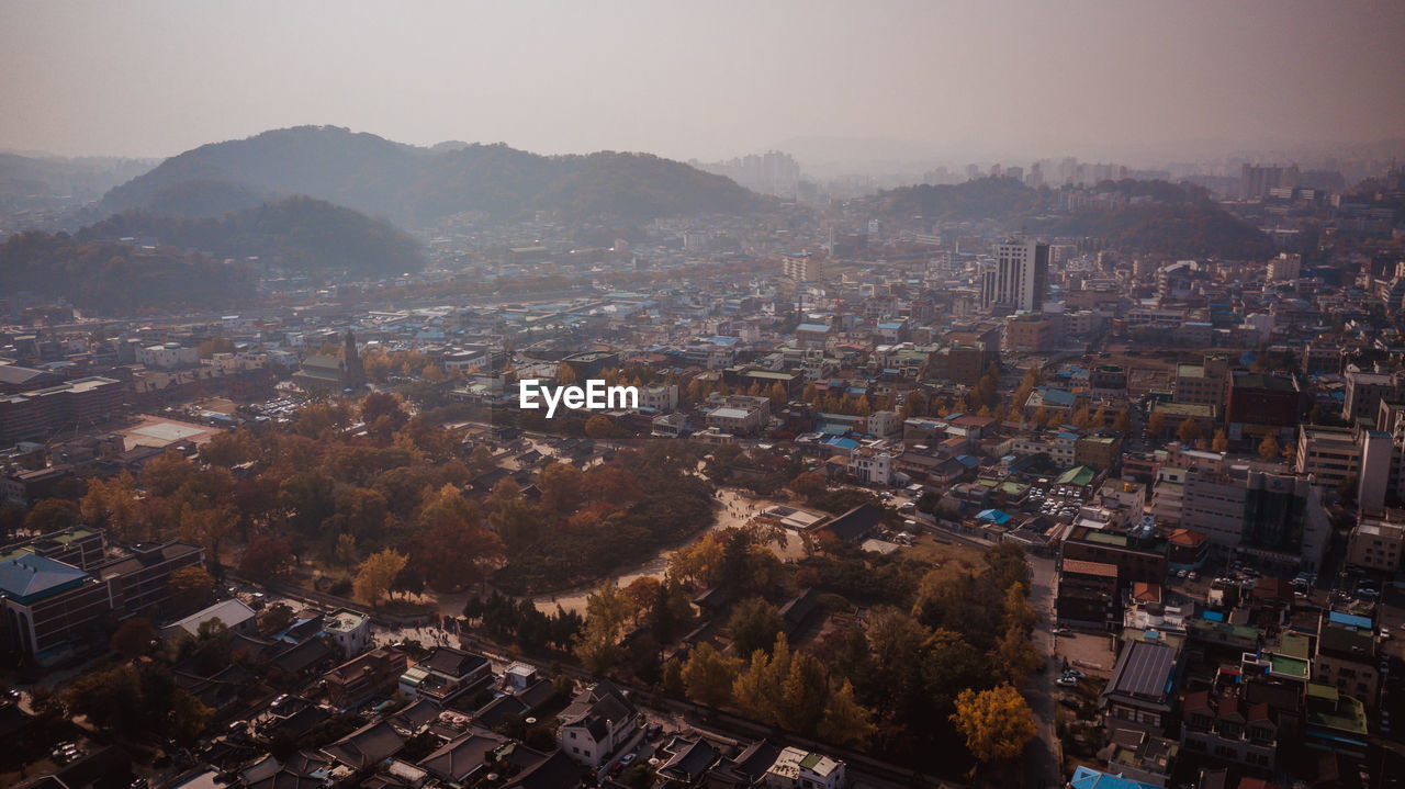 HIGH ANGLE SHOT OF CITYSCAPE AGAINST SKY