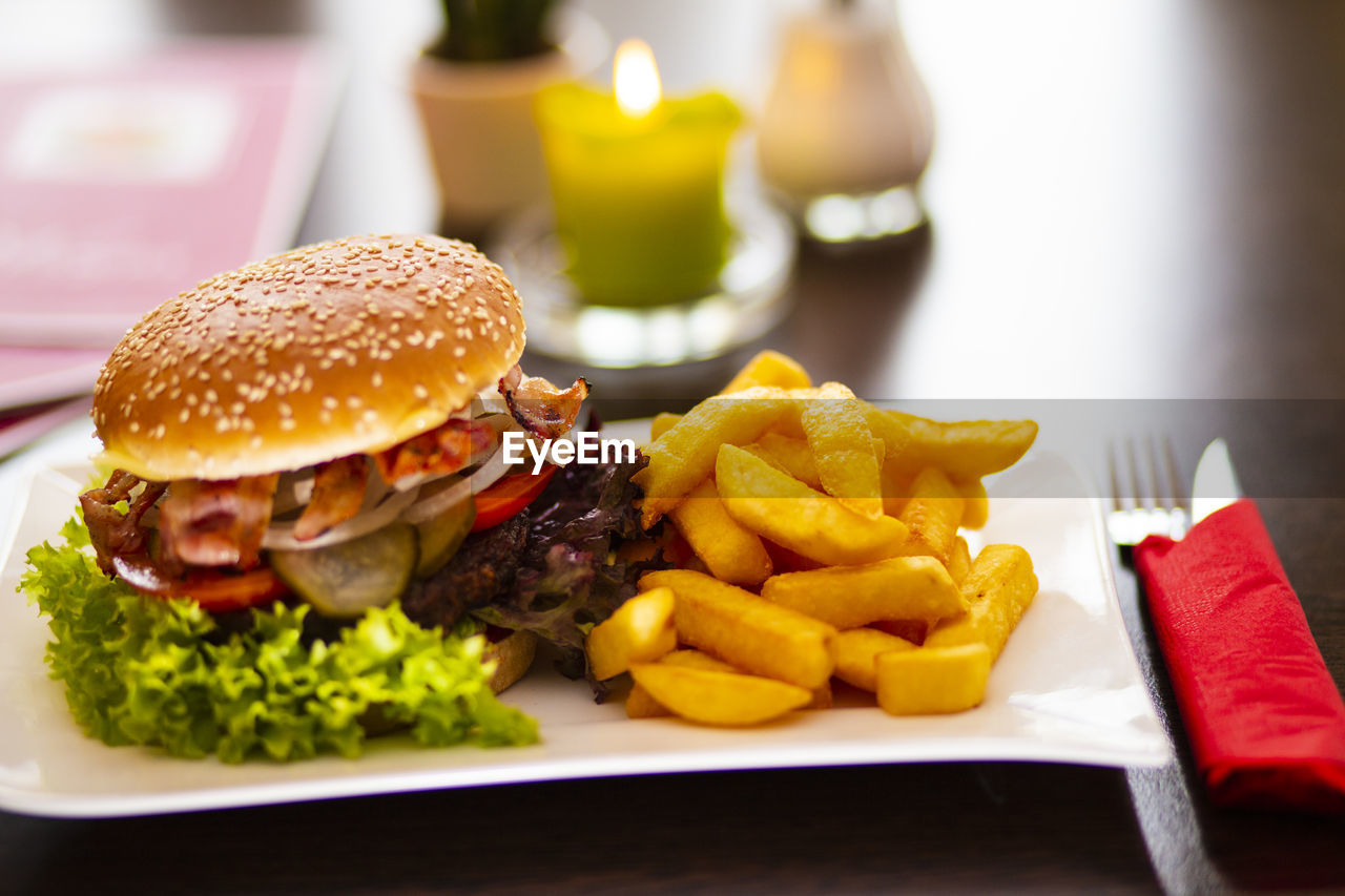 CLOSE-UP OF BURGER ON PLATE