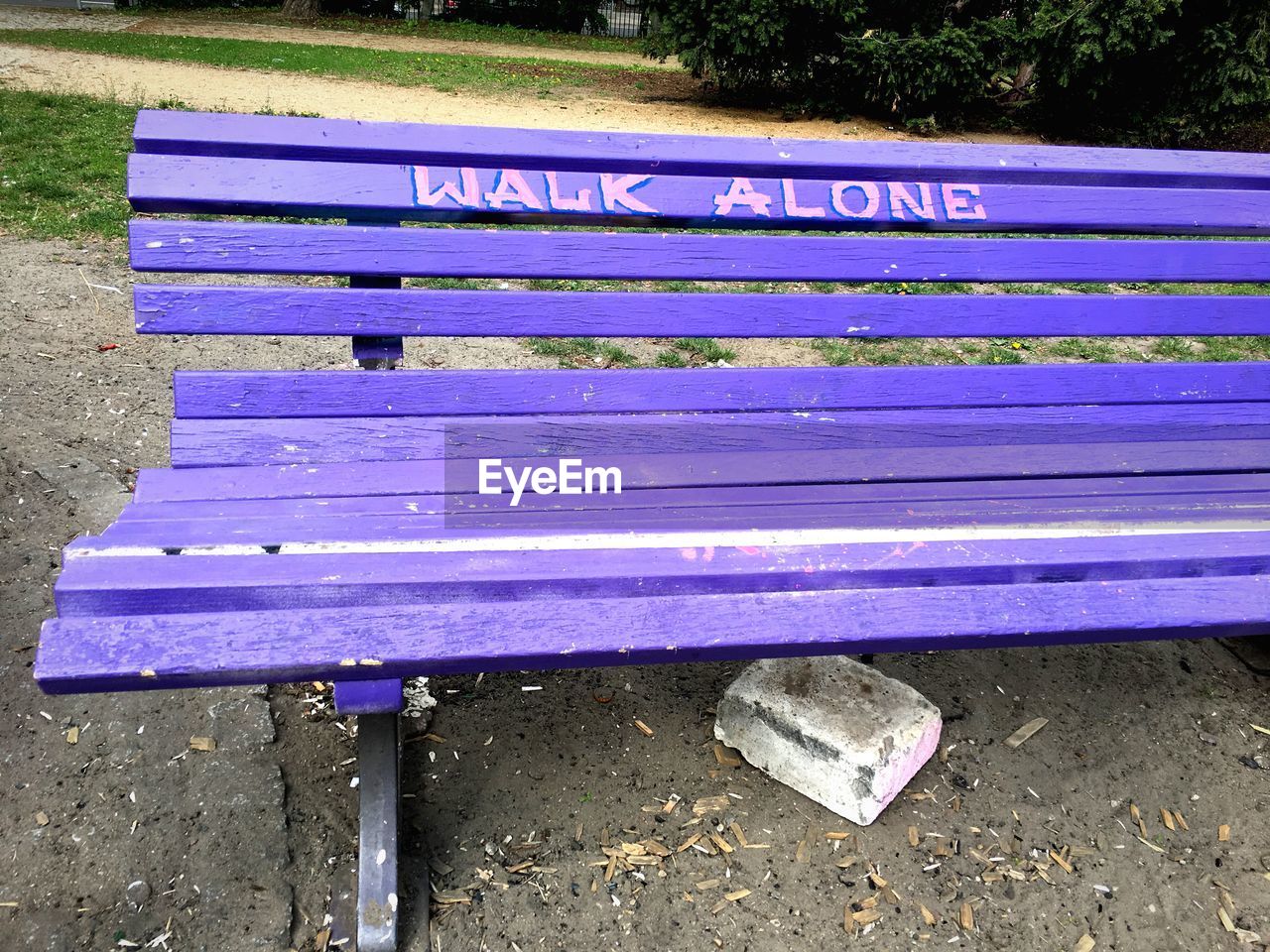 HIGH ANGLE VIEW OF BENCH ON PARK