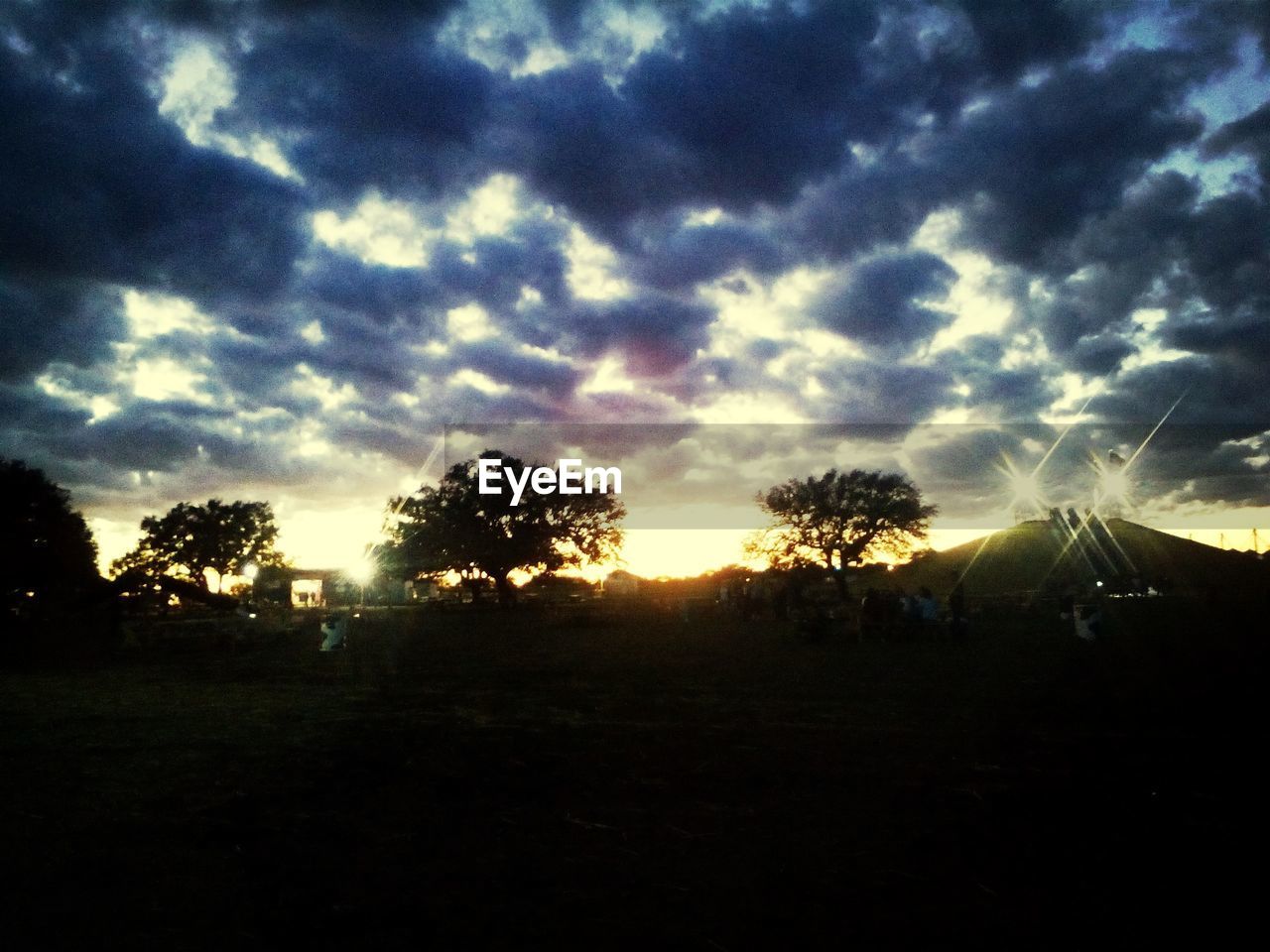 SCENIC VIEW OF LANDSCAPE AGAINST CLOUDY SKY AT SUNSET