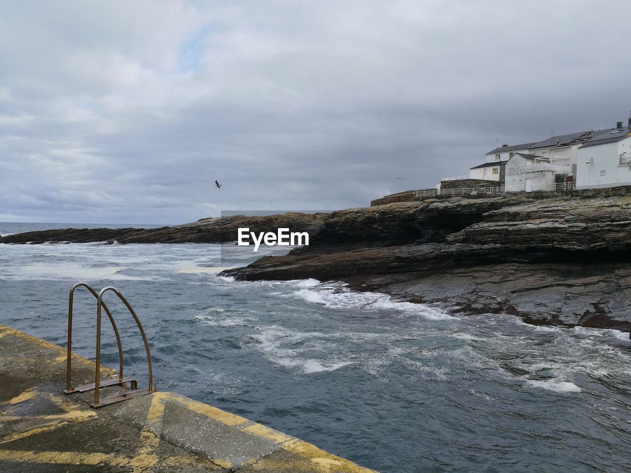 SCENIC VIEW OF SEA BY SHORE AGAINST SKY