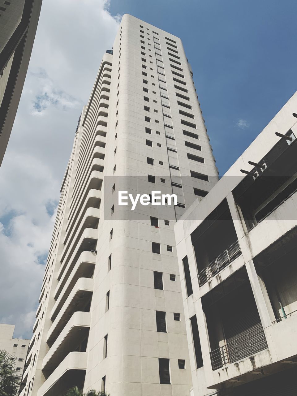 LOW ANGLE VIEW OF MODERN BUILDINGS AGAINST SKY