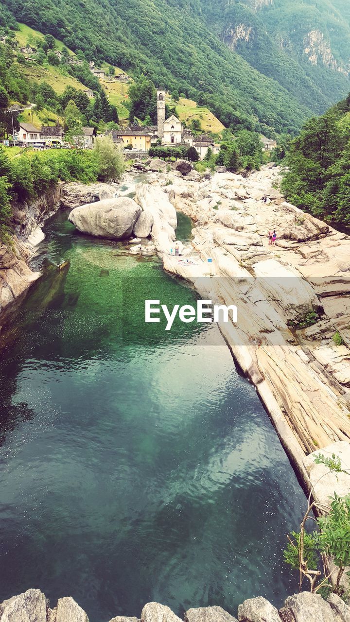 HIGH ANGLE VIEW OF RIVER PASSING THROUGH MOUNTAINS