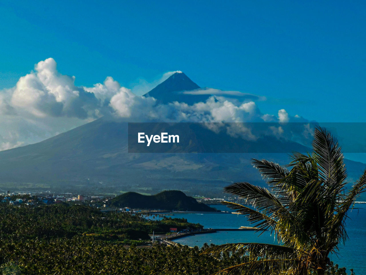SCENIC VIEW OF MOUNTAINS AND SEA AGAINST SKY