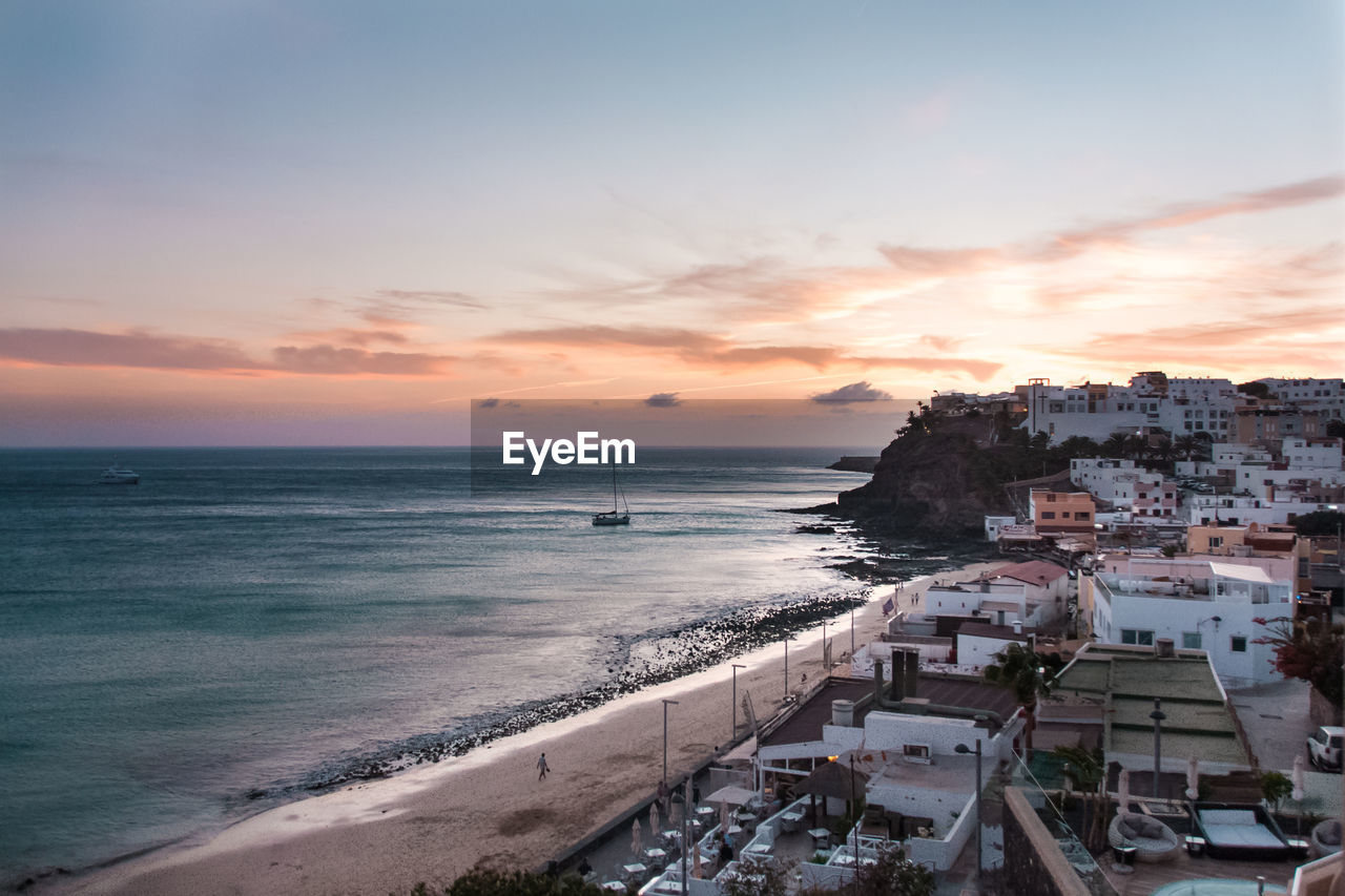 SCENIC VIEW OF SEA AGAINST SKY AT SUNSET