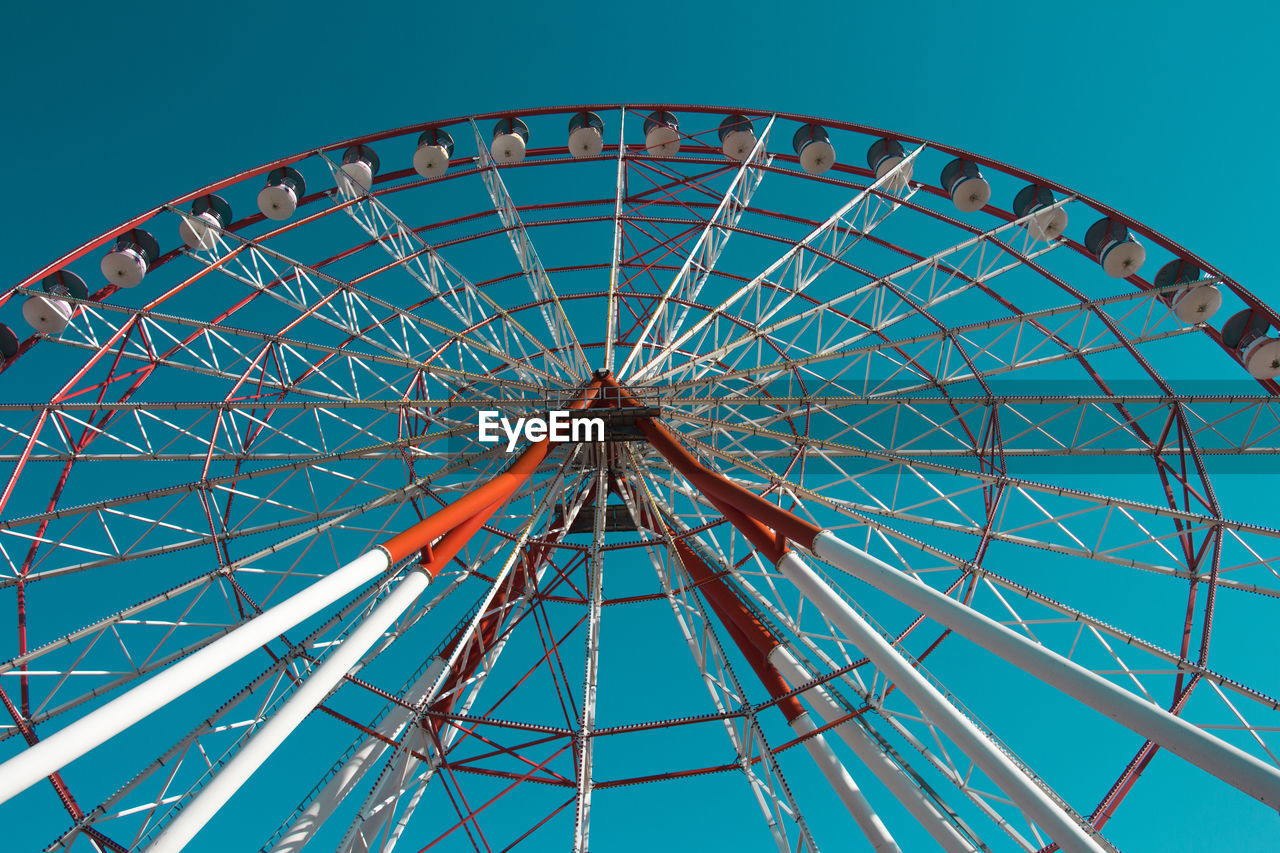 LOW ANGLE VIEW OF FERRIS WHEEL AGAINST CLEAR SKY