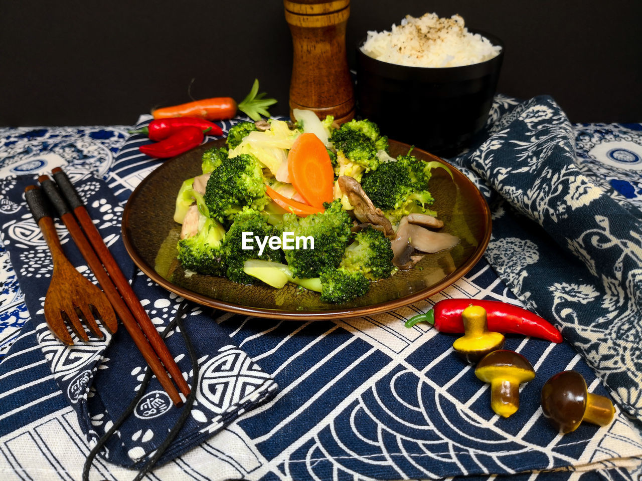 HIGH ANGLE VIEW OF FOOD SERVED IN PLATE