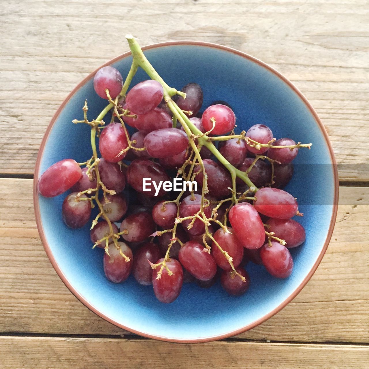 CLOSE-UP OF GRAPES IN BOWL