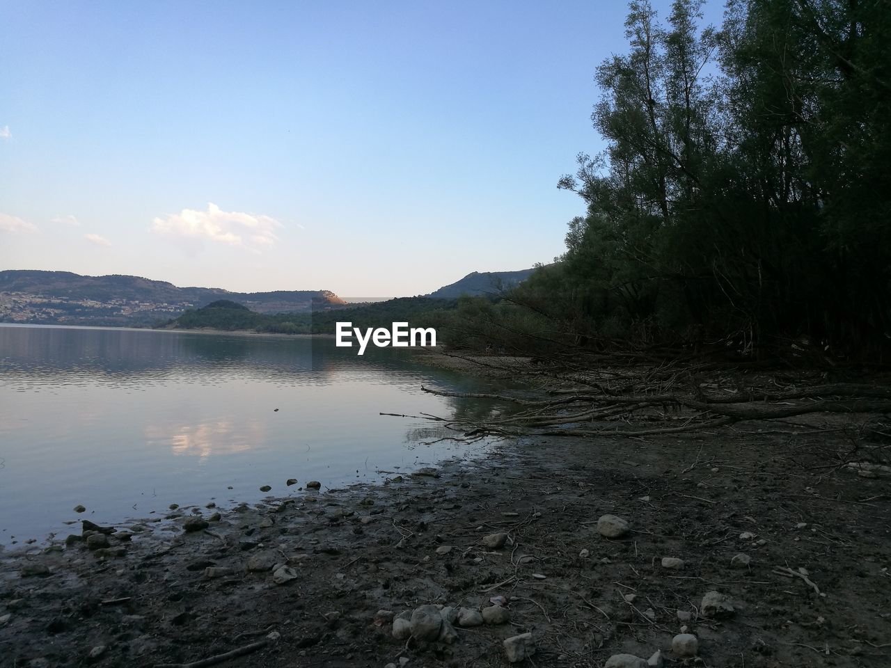 SCENIC VIEW OF LAKE BY MOUNTAIN AGAINST SKY