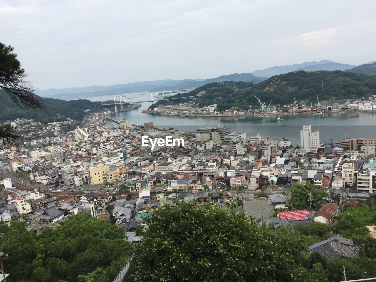 HIGH ANGLE VIEW OF TOWNSCAPE AND BAY