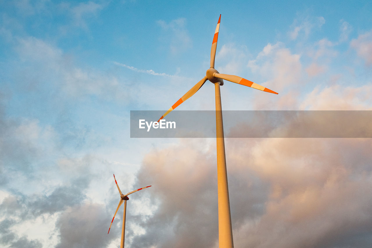 LOW ANGLE VIEW OF WINDMILL ON WIND TURBINE AGAINST SKY