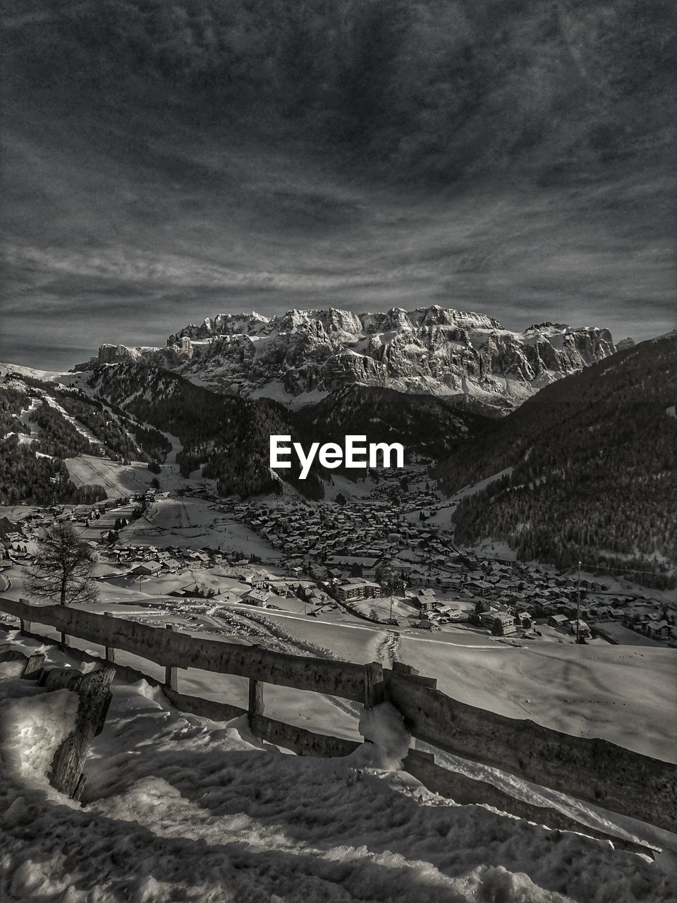 AERIAL VIEW OF SNOWCAPPED MOUNTAIN AGAINST SKY