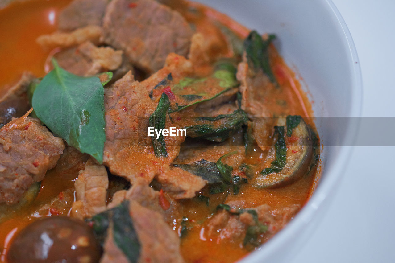 HIGH ANGLE VIEW OF FOOD IN BOWL