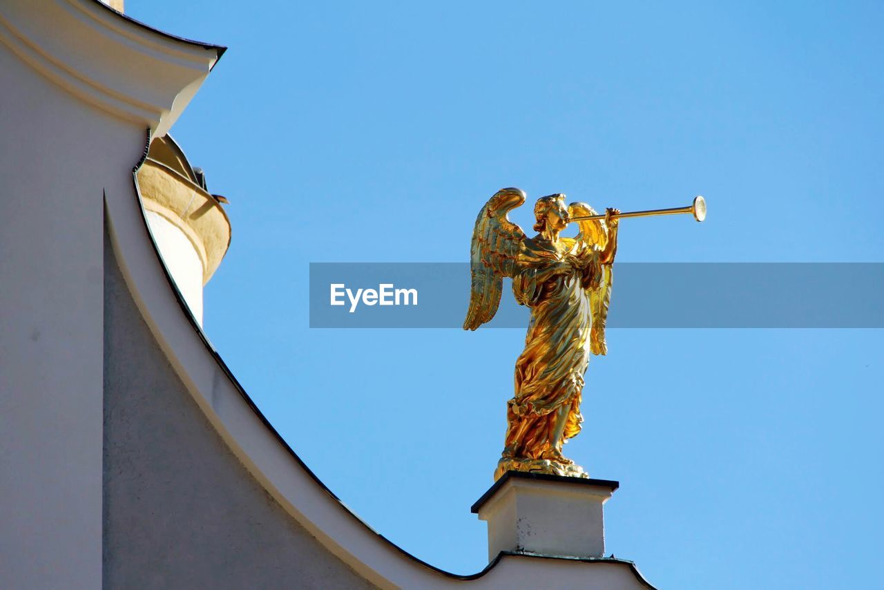 LOW ANGLE VIEW OF STATUE AGAINST CLEAR SKY