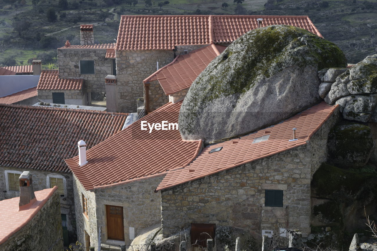 HIGH ANGLE VIEW OF TOWNSCAPE AGAINST HOUSES