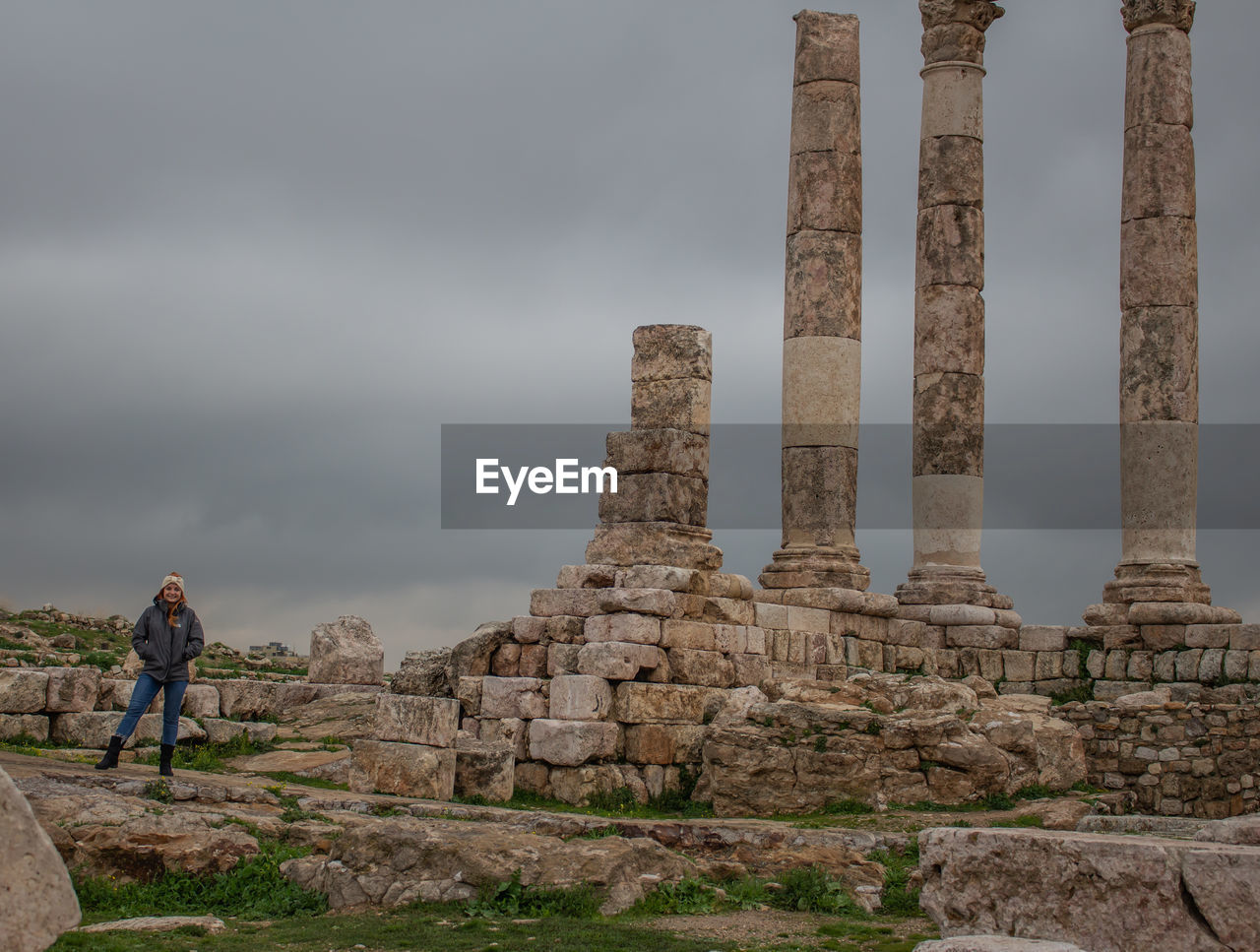 TOURISTS AT HISTORICAL BUILDING