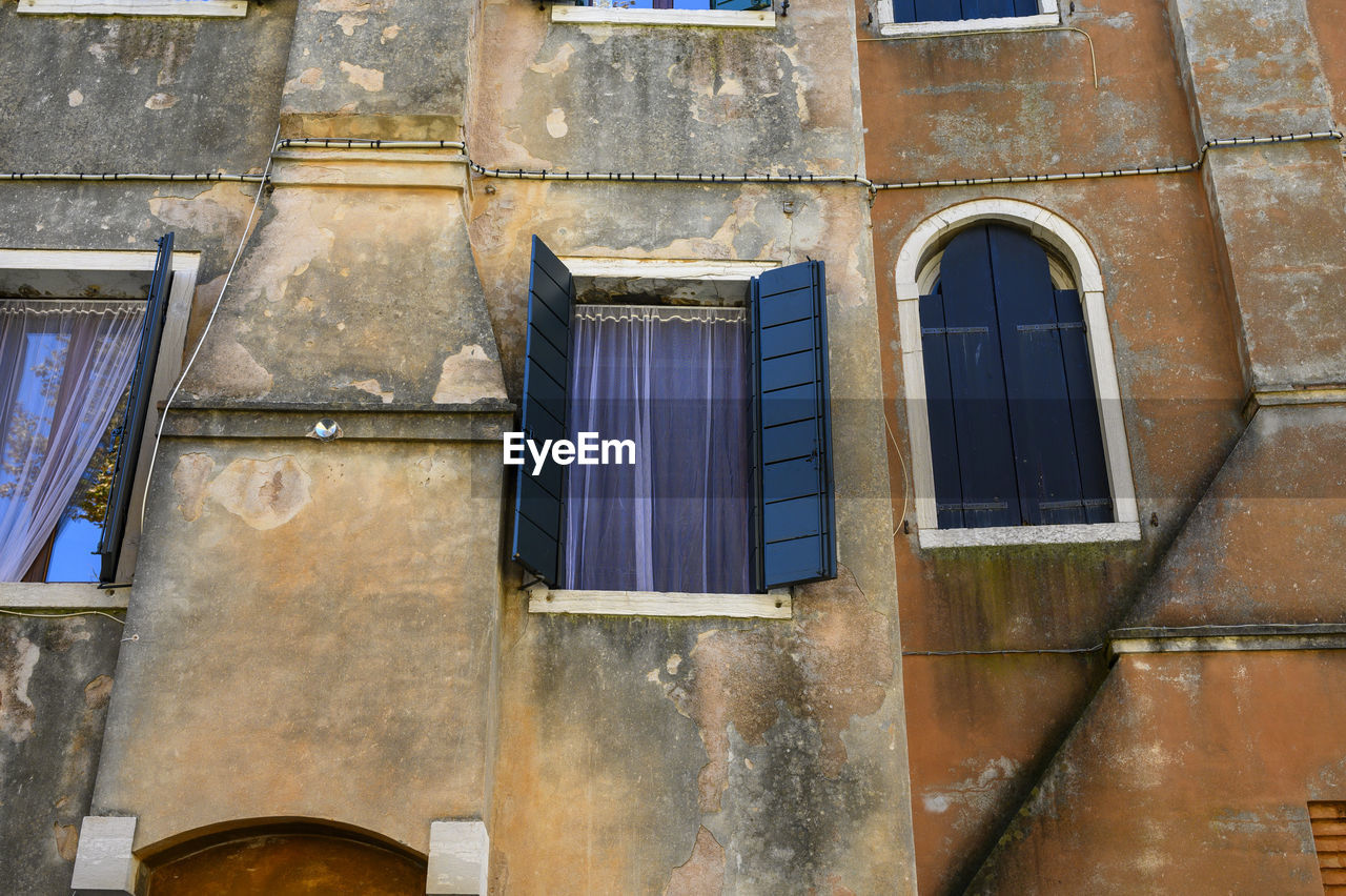 architecture, building exterior, built structure, window, blue, wall, building, no people, facade, urban area, day, low angle view, house, wall - building feature, old, outdoors, wood, residential district, city