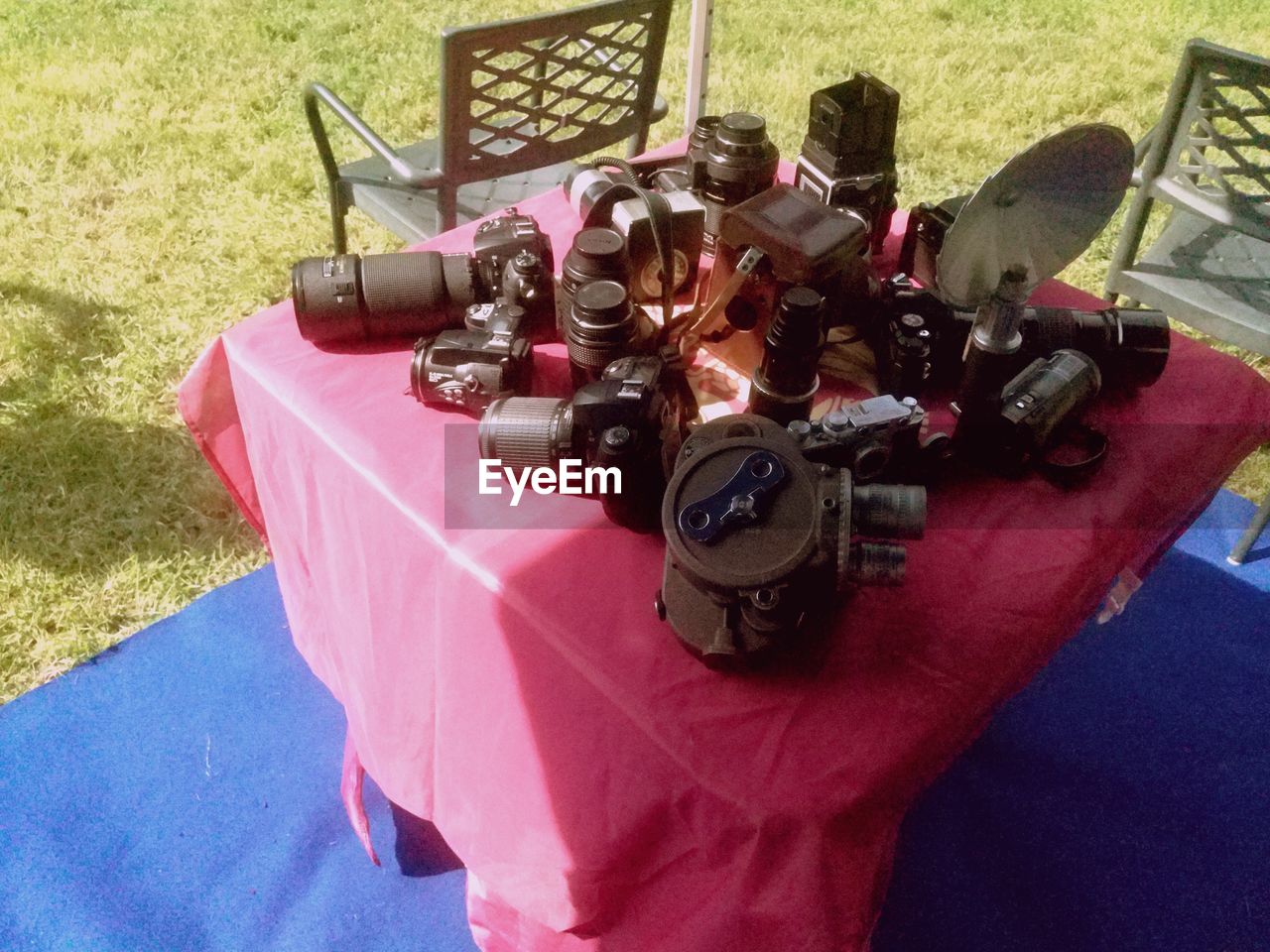 HIGH ANGLE VIEW OF MOTORCYCLE ON TABLE IN GRASS