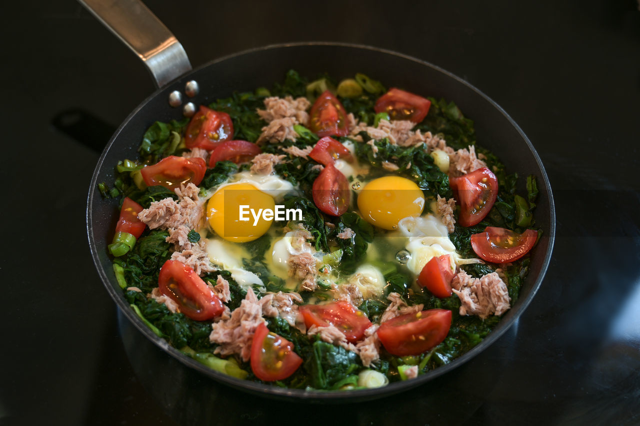 HIGH ANGLE VIEW OF BREAKFAST IN BOWL