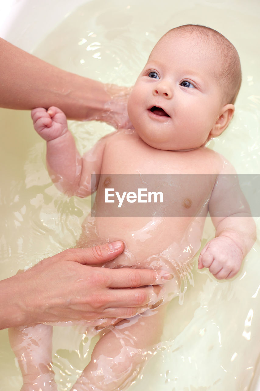 baby, bathroom, bathtub, child, domestic bathroom, water, taking a bath, bathing, childhood, washing, hygiene, cleaning, domestic room, indoors, wet, skin, home, nature, person, beginnings, adult, emotion, family, soap sud, parent, pink, lifestyles, innocence, two people, cute, human face, portrait, body care, one parent, babyhood, women, happiness, smiling, positive emotion, hand, human mouth, togetherness, bubble bath, toddler
