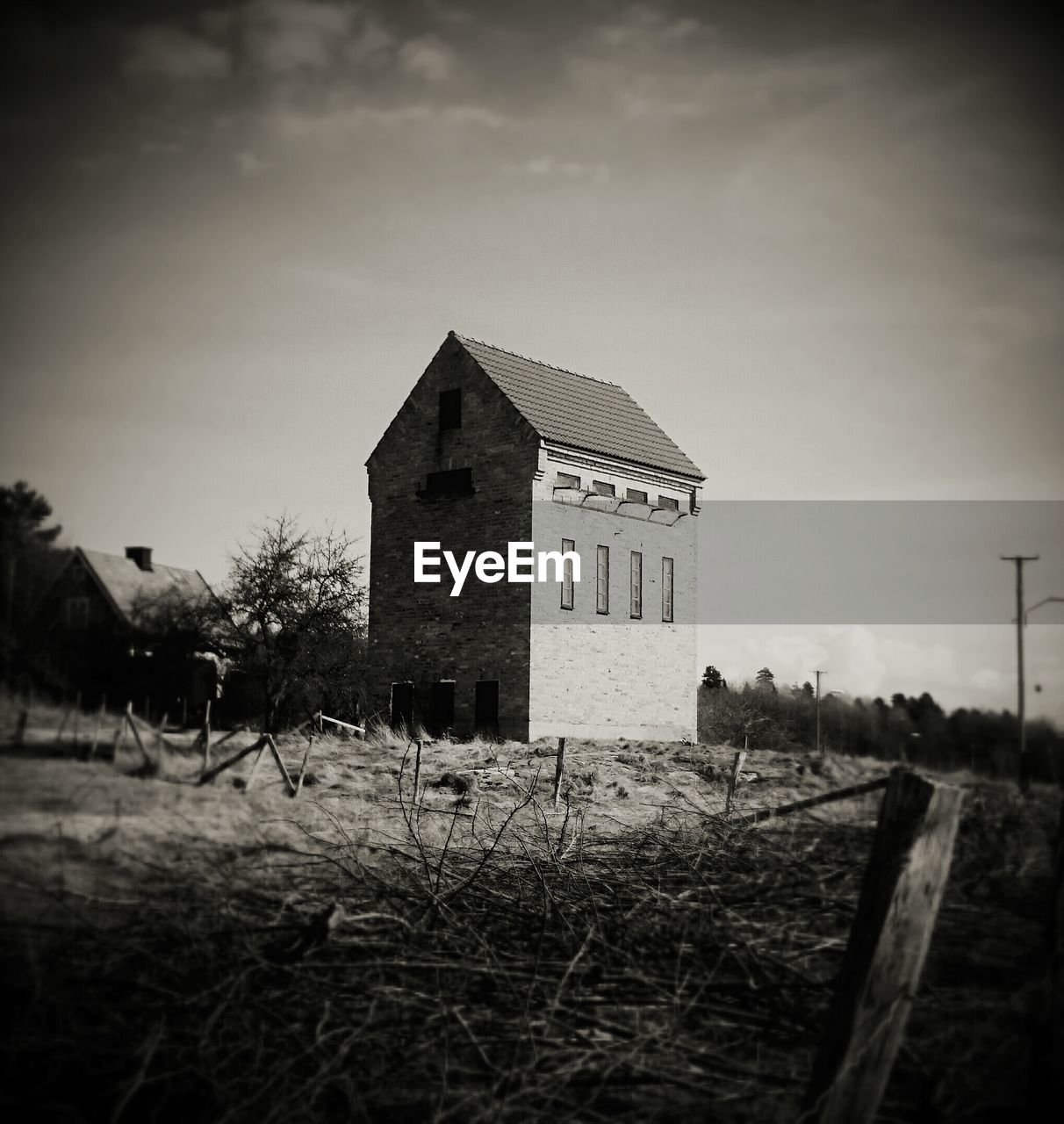 HOUSE BY BUILT STRUCTURE AGAINST SKY