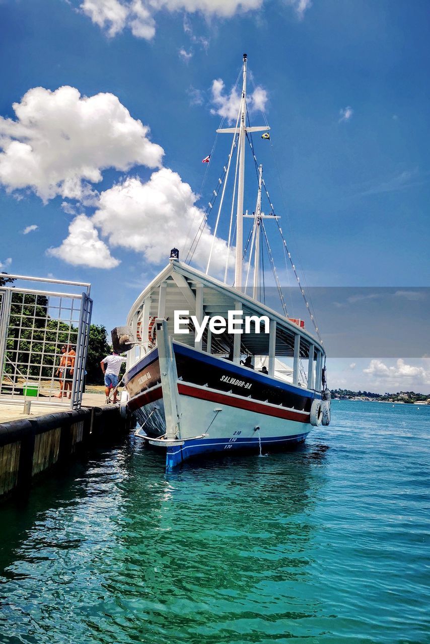 BOAT SAILING IN SEA