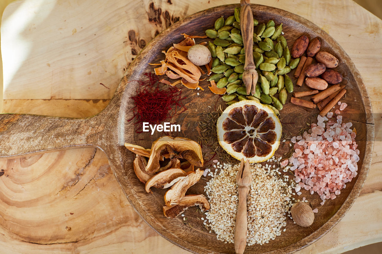 HIGH ANGLE VIEW OF FRUIT ON TABLE