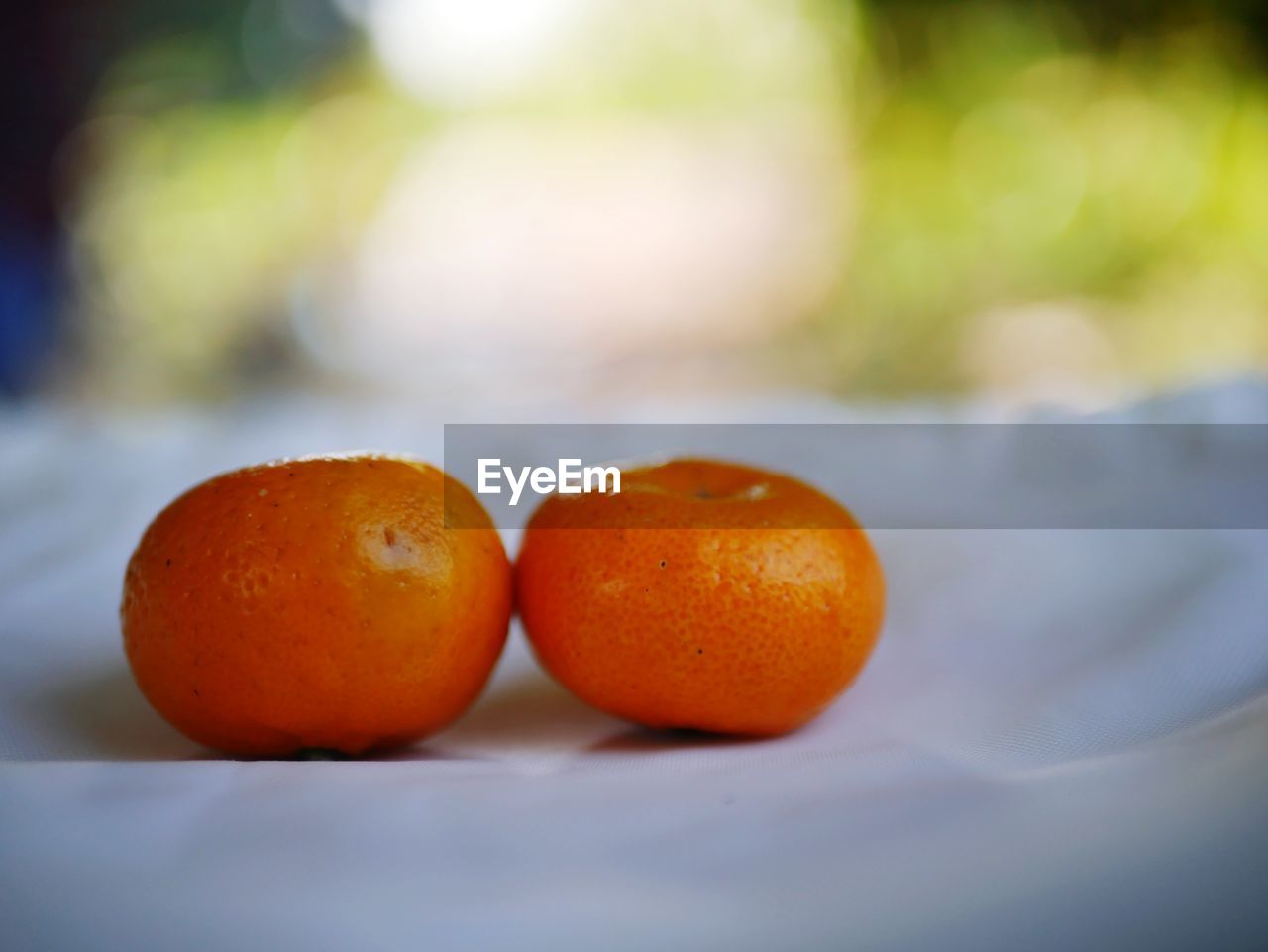 HIGH ANGLE VIEW OF ORANGE ON TABLE