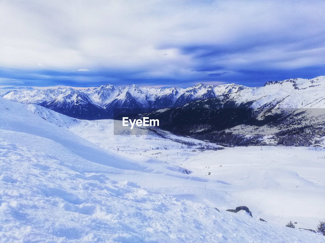 SNOWCAPPED MOUNTAIN AGAINST SKY