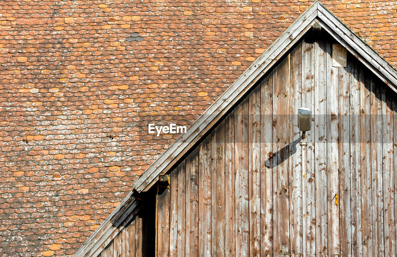 FULL FRAME SHOT OF OLD HOUSE WALL