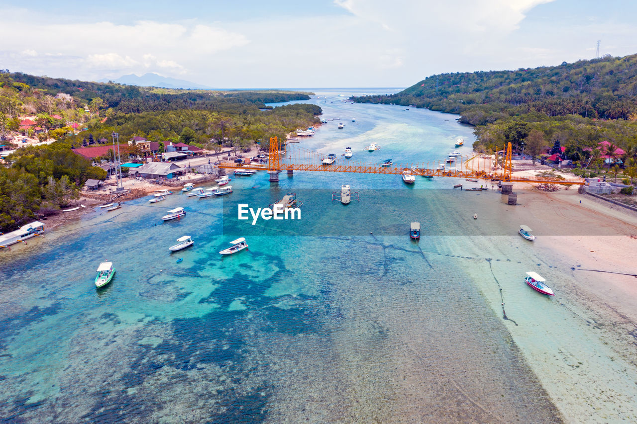 HIGH ANGLE VIEW OF BOATS ON SEA SHORE