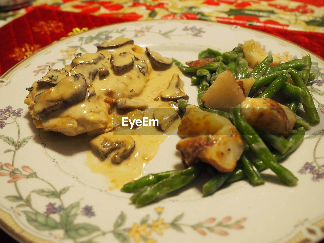 CLOSE-UP OF SALAD IN PLATE