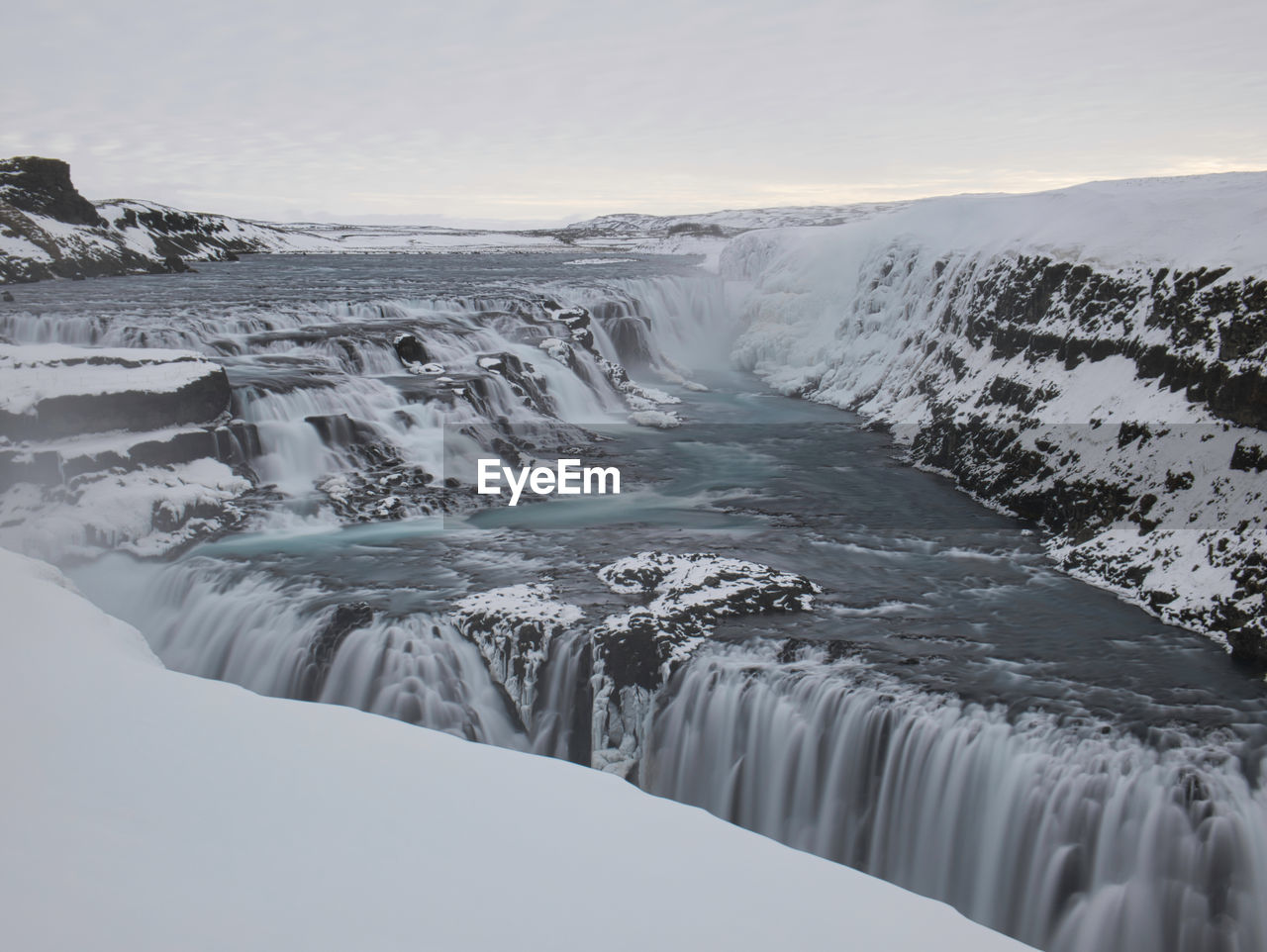 SCENIC VIEW OF ICEBERGS AGAINST SKY