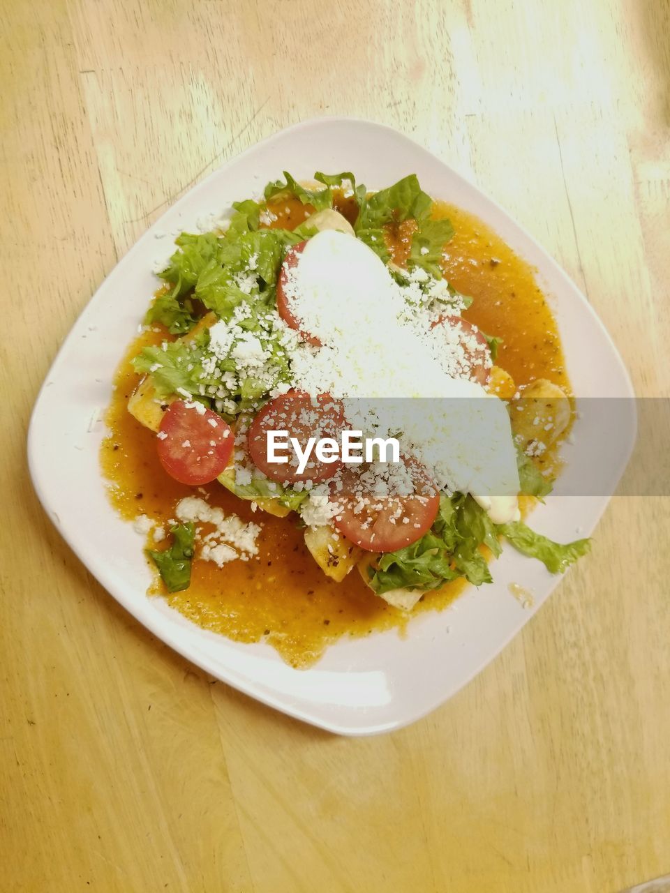 HIGH ANGLE VIEW OF FOOD IN PLATE