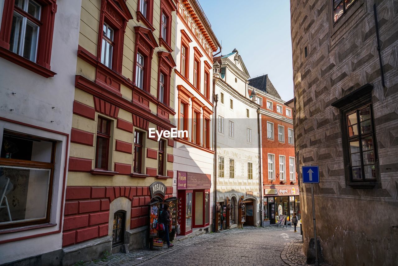 FOOTPATH AMIDST BUILDINGS IN CITY