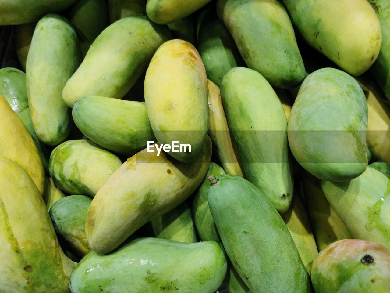 FULL FRAME SHOT OF BANANAS IN MARKET