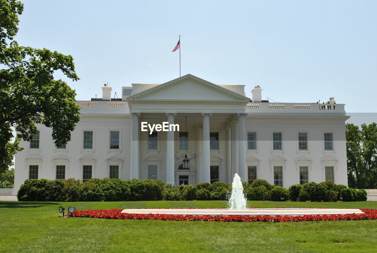 View of fountain in front of the whitehouse