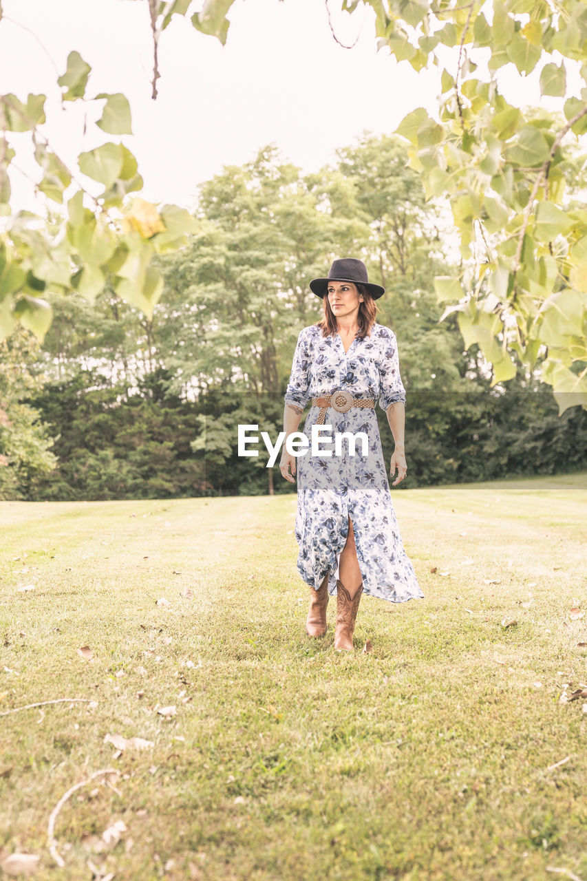 Full length portrait of lady in hat