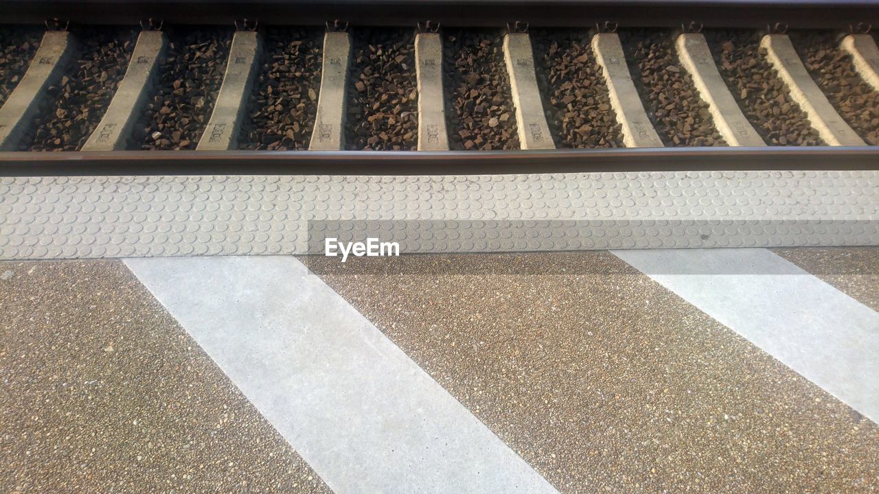 HIGH ANGLE VIEW OF RAILROAD TRACKS BY ROAD