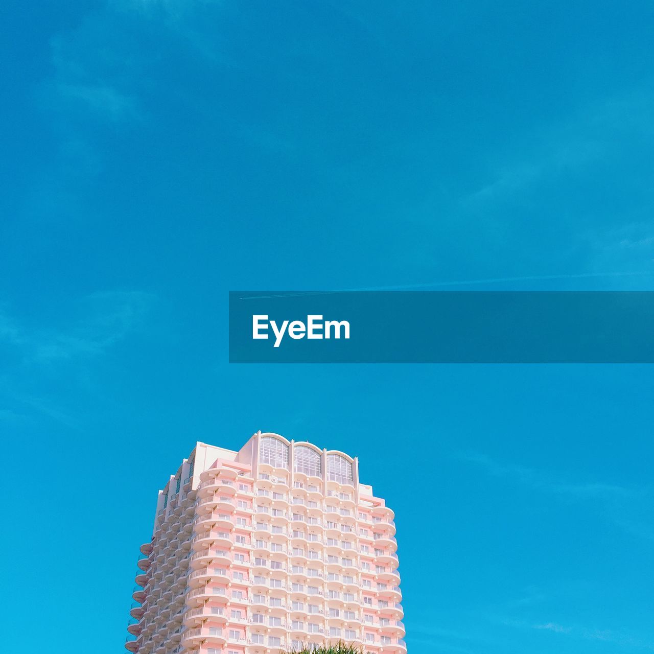 LOW ANGLE VIEW OF BUILDING AGAINST CLEAR BLUE SKY