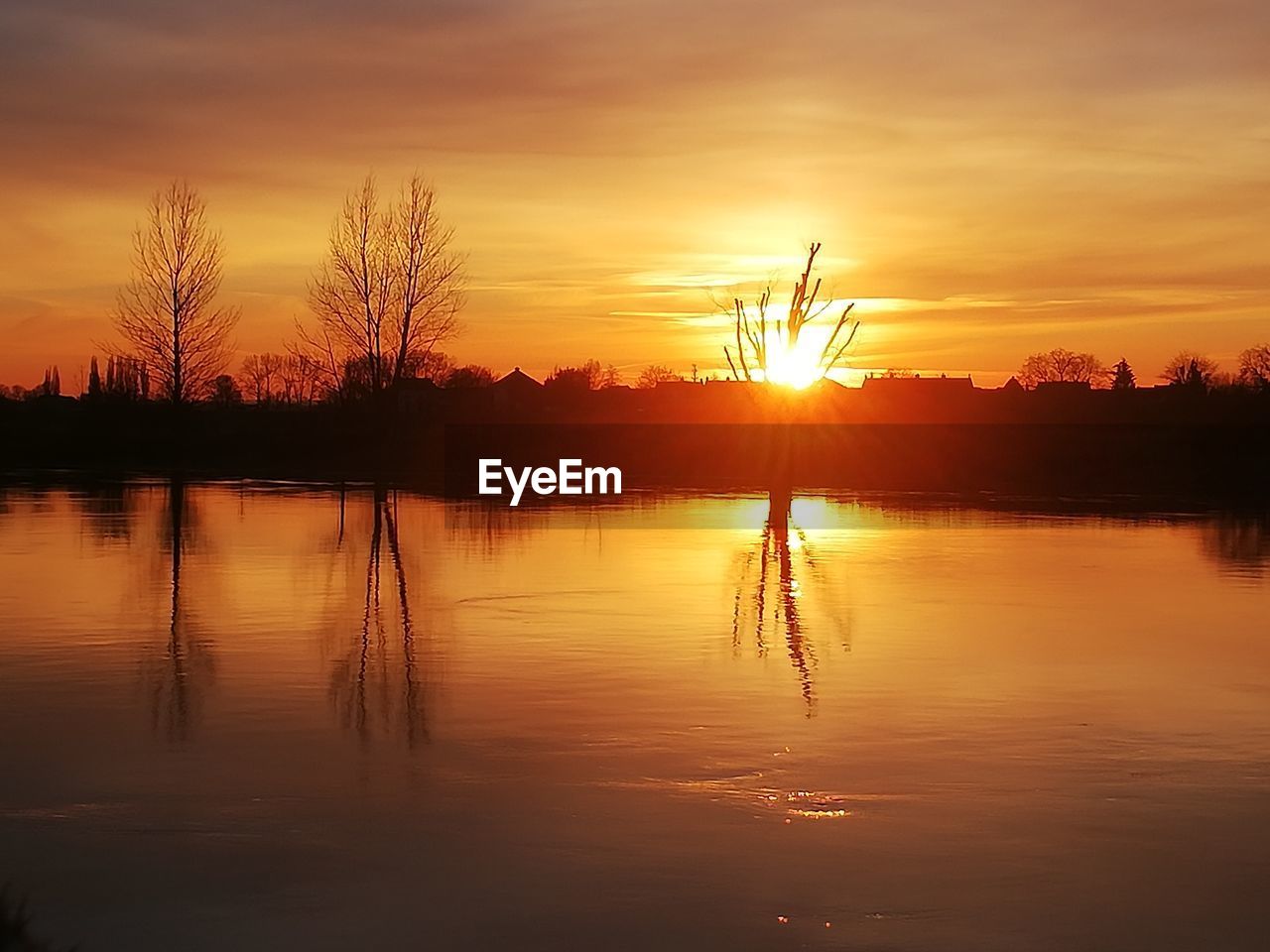 SCENIC VIEW OF LAKE AGAINST ROMANTIC SKY