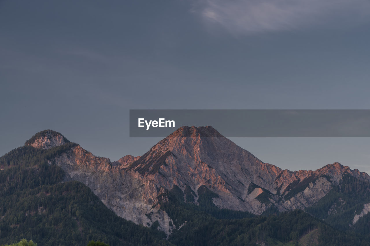 PANORAMIC VIEW OF MOUNTAINS AGAINST SKY